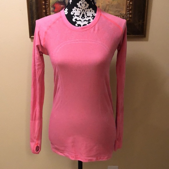 💄Lululemon Long-sleeved + thumb holes “get out and run” athletic pattern top - Picture 1 of 14